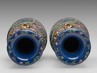 A pair of chinese famille rose canton on blue ground 'battle scenes' vases, paired with recumbent lion handles, 19thc, h 62,5 cm - afbeelding 5 van  6
