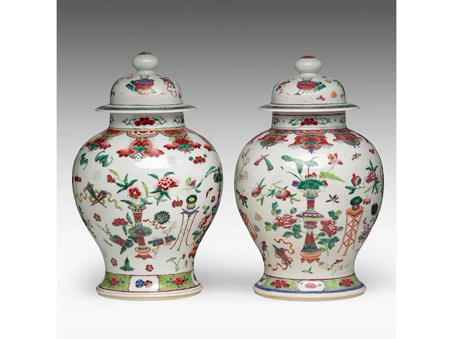 A pair of chinese famille rose 'one hundred antiquities' covered vases, 19thc, total h 45 cm - afbeelding 1 van  8