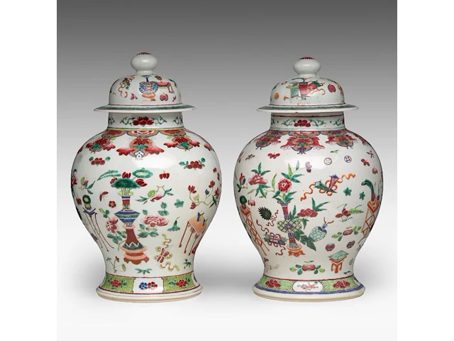 A pair of chinese famille rose 'one hundred antiquities' covered vases, 19thc, total h 45 cm - afbeelding 2 van  8