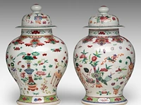 A pair of chinese famille rose 'one hundred antiquities' covered vases, 19thc, total h 45 cm - afbeelding 2 van  8