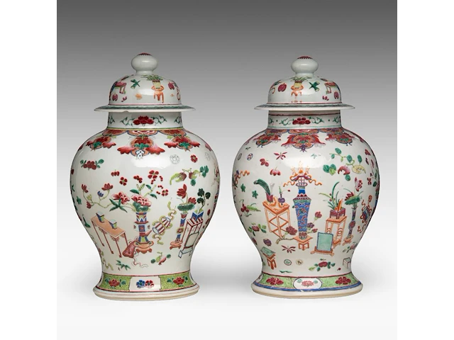 A pair of chinese famille rose 'one hundred antiquities' covered vases, 19thc, total h 45 cm - afbeelding 3 van  8