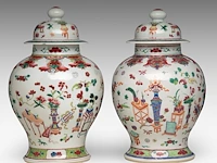 A pair of chinese famille rose 'one hundred antiquities' covered vases, 19thc, total h 45 cm - afbeelding 3 van  8
