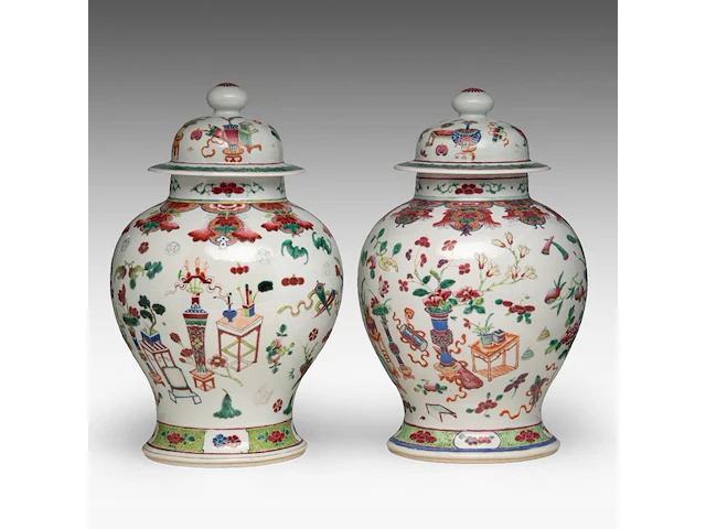 A pair of chinese famille rose 'one hundred antiquities' covered vases, 19thc, total h 45 cm - afbeelding 4 van  8