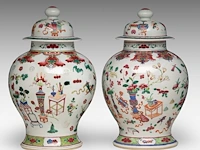 A pair of chinese famille rose 'one hundred antiquities' covered vases, 19thc, total h 45 cm - afbeelding 4 van  8