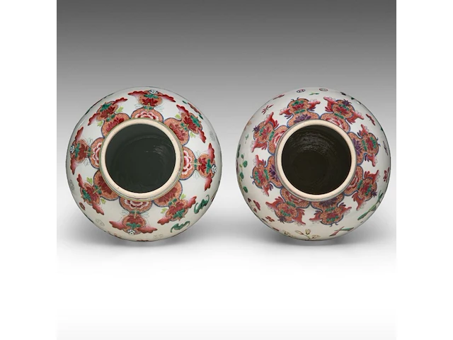 A pair of chinese famille rose 'one hundred antiquities' covered vases, 19thc, total h 45 cm - afbeelding 5 van  8