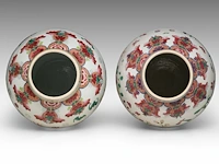 A pair of chinese famille rose 'one hundred antiquities' covered vases, 19thc, total h 45 cm - afbeelding 5 van  8
