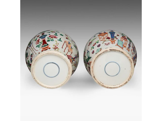 A pair of chinese famille rose 'one hundred antiquities' covered vases, 19thc, total h 45 cm - afbeelding 6 van  8