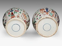 A pair of chinese famille rose 'one hundred antiquities' covered vases, 19thc, total h 45 cm - afbeelding 6 van  8
