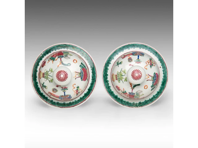A pair of chinese famille rose 'one hundred antiquities' covered vases, 19thc, total h 45 cm - afbeelding 7 van  8