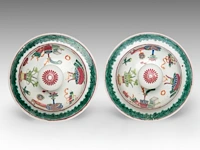 A pair of chinese famille rose 'one hundred antiquities' covered vases, 19thc, total h 45 cm - afbeelding 7 van  8