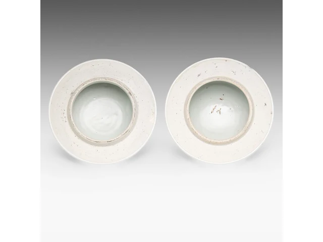 A pair of chinese famille rose 'one hundred antiquities' covered vases, 19thc, total h 45 cm - afbeelding 8 van  8