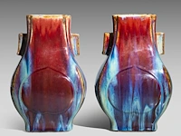 A pair of chinese flambé-glazed fanghu vases, impressed qianlong mark, h 29,5 cm