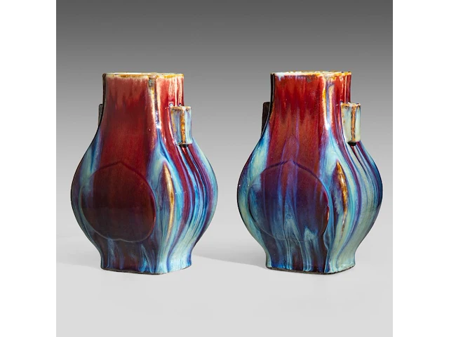 A pair of chinese flambé-glazed fanghu vases, impressed qianlong mark, h 29,5 cm - afbeelding 2 van  8