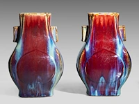 A pair of chinese flambé-glazed fanghu vases, impressed qianlong mark, h 29,5 cm - afbeelding 4 van  8