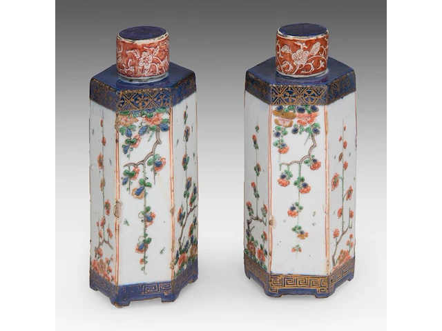 A pair of chinese hexagonal imari-verte sake bottles and lids, 17thc (kangxi), total h 17,5 cm - afbeelding 1 van  7