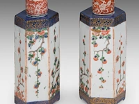 A pair of chinese hexagonal imari-verte sake bottles and lids, 17thc (kangxi), total h 17,5 cm