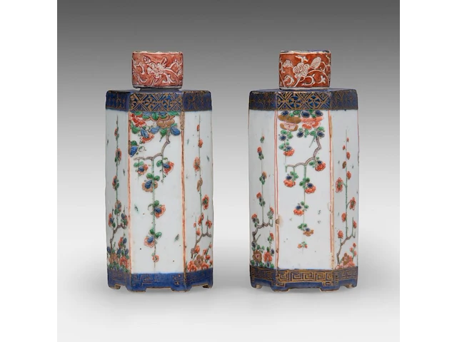 A pair of chinese hexagonal imari-verte sake bottles and lids, 17thc (kangxi), total h 17,5 cm - afbeelding 2 van  7