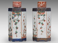 A pair of chinese hexagonal imari-verte sake bottles and lids, 17thc (kangxi), total h 17,5 cm - afbeelding 2 van  7