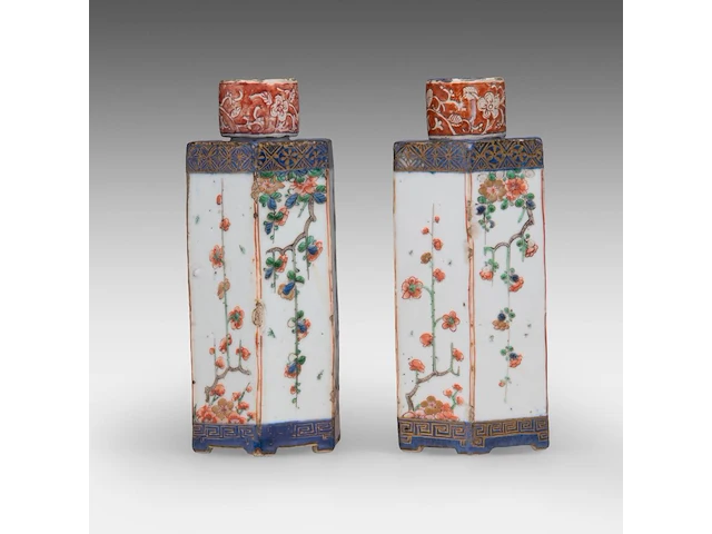 A pair of chinese hexagonal imari-verte sake bottles and lids, 17thc (kangxi), total h 17,5 cm - afbeelding 3 van  7