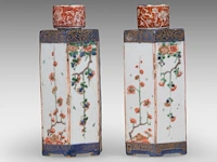 A pair of chinese hexagonal imari-verte sake bottles and lids, 17thc (kangxi), total h 17,5 cm - afbeelding 3 van  7