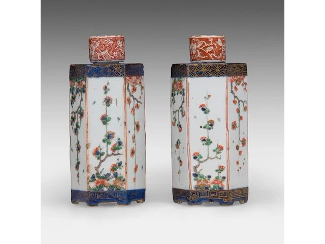 A pair of chinese hexagonal imari-verte sake bottles and lids, 17thc (kangxi), total h 17,5 cm - afbeelding 4 van  7