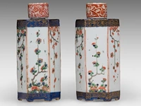 A pair of chinese hexagonal imari-verte sake bottles and lids, 17thc (kangxi), total h 17,5 cm - afbeelding 4 van  7