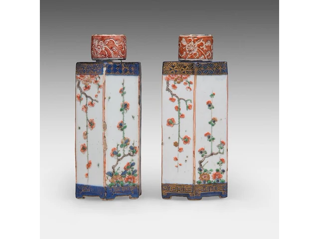 A pair of chinese hexagonal imari-verte sake bottles and lids, 17thc (kangxi), total h 17,5 cm - afbeelding 5 van  7