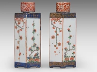 A pair of chinese hexagonal imari-verte sake bottles and lids, 17thc (kangxi), total h 17,5 cm - afbeelding 5 van  7