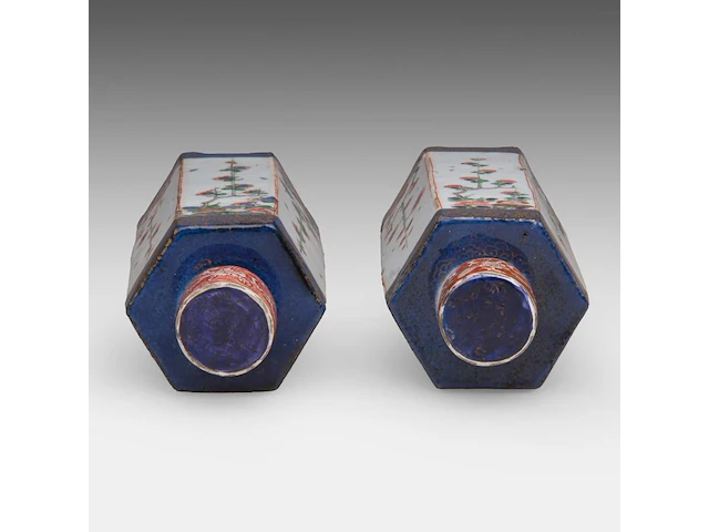A pair of chinese hexagonal imari-verte sake bottles and lids, 17thc (kangxi), total h 17,5 cm - afbeelding 6 van  7