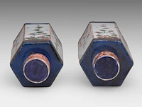 A pair of chinese hexagonal imari-verte sake bottles and lids, 17thc (kangxi), total h 17,5 cm - afbeelding 6 van  7