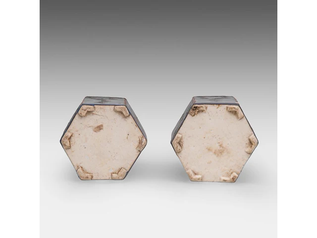 A pair of chinese hexagonal imari-verte sake bottles and lids, 17thc (kangxi), total h 17,5 cm - afbeelding 7 van  7