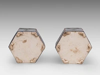 A pair of chinese hexagonal imari-verte sake bottles and lids, 17thc (kangxi), total h 17,5 cm - afbeelding 7 van  7