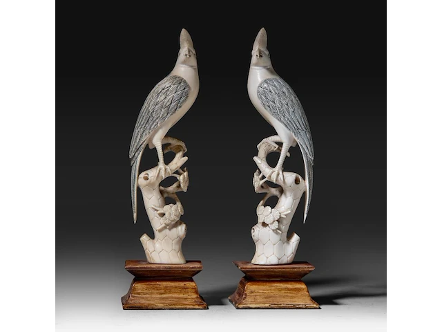 A pair of chinese ivory sculptures of birds perched on branches, late qing dynasty, total h 21 cm - ivory h 18 cm - weight each ca. 180g (+) - afbeelding 1 van  6