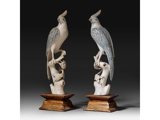 A pair of chinese ivory sculptures of birds perched on branches, late qing dynasty, total h 21 cm - ivory h 18 cm - weight each ca. 180g (+) - afbeelding 2 van  6