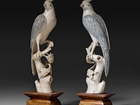 A pair of chinese ivory sculptures of birds perched on branches, late qing dynasty, total h 21 cm - ivory h 18 cm - weight each ca. 180g (+) - afbeelding 2 van  6