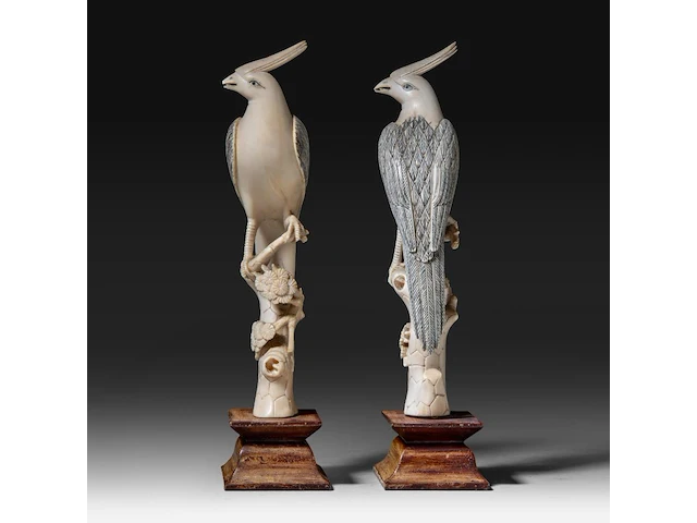 A pair of chinese ivory sculptures of birds perched on branches, late qing dynasty, total h 21 cm - ivory h 18 cm - weight each ca. 180g (+) - afbeelding 3 van  6