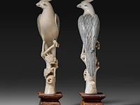 A pair of chinese ivory sculptures of birds perched on branches, late qing dynasty, total h 21 cm - ivory h 18 cm - weight each ca. 180g (+) - afbeelding 3 van  6