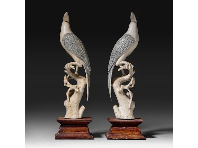 A pair of chinese ivory sculptures of birds perched on branches, late qing dynasty, total h 21 cm - ivory h 18 cm - weight each ca. 180g (+) - afbeelding 4 van  6