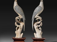 A pair of chinese ivory sculptures of birds perched on branches, late qing dynasty, total h 21 cm - ivory h 18 cm - weight each ca. 180g (+) - afbeelding 4 van  6