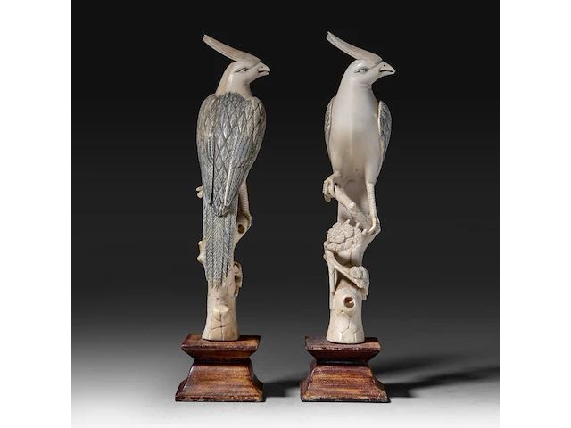 A pair of chinese ivory sculptures of birds perched on branches, late qing dynasty, total h 21 cm - ivory h 18 cm - weight each ca. 180g (+) - afbeelding 5 van  6