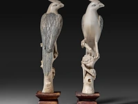 A pair of chinese ivory sculptures of birds perched on branches, late qing dynasty, total h 21 cm - ivory h 18 cm - weight each ca. 180g (+) - afbeelding 5 van  6