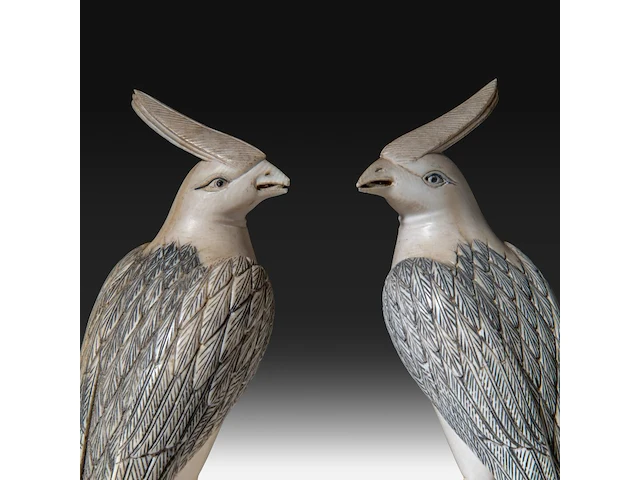 A pair of chinese ivory sculptures of birds perched on branches, late qing dynasty, total h 21 cm - ivory h 18 cm - weight each ca. 180g (+) - afbeelding 6 van  6