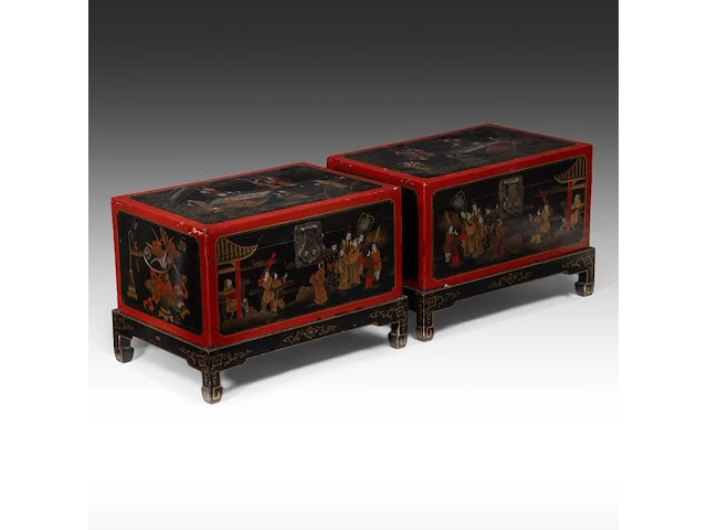 A pair of chinese polychrome lacquered chests on stands, 20thc (vintage), total h 49 - 71 x 48,5 cm - afbeelding 1 van  6