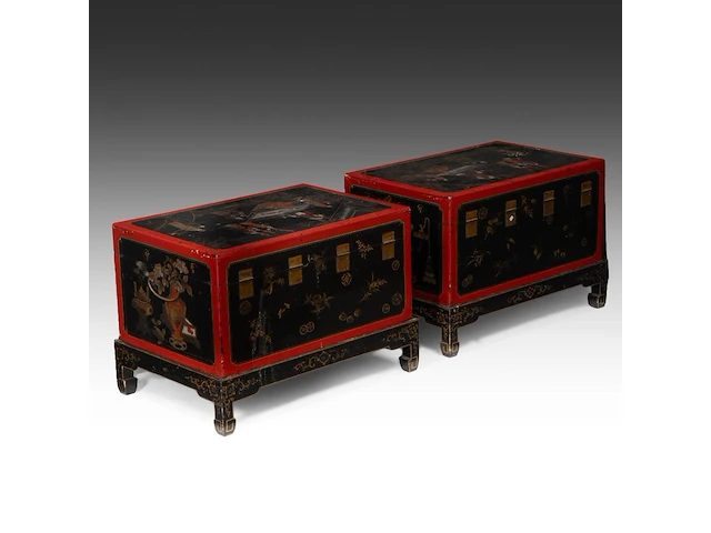A pair of chinese polychrome lacquered chests on stands, 20thc (vintage), total h 49 - 71 x 48,5 cm - afbeelding 2 van  6
