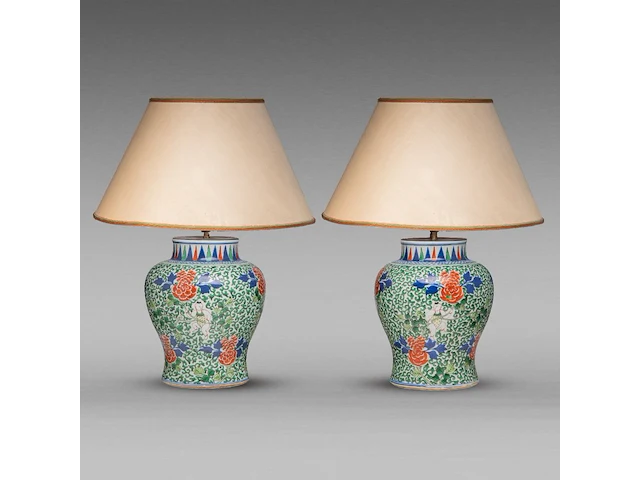 A pair of chinese transitional style wucai 'boys' vases, 19thc, fixed with lamp mounts, total h 42,5 cm - afbeelding 1 van  5