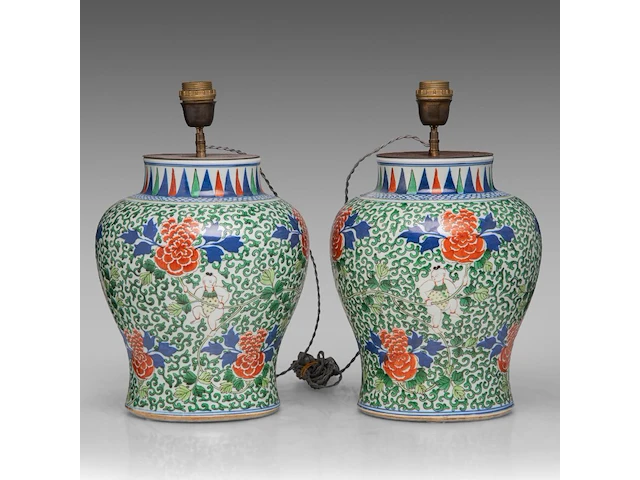 A pair of chinese transitional style wucai 'boys' vases, 19thc, fixed with lamp mounts, total h 42,5 cm - afbeelding 2 van  5