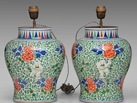 A pair of chinese transitional style wucai 'boys' vases, 19thc, fixed with lamp mounts, total h 42,5 cm - afbeelding 2 van  5