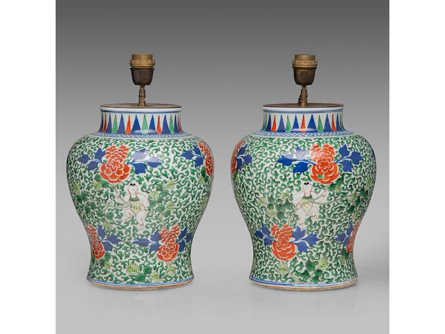 A pair of chinese transitional style wucai 'boys' vases, 19thc, fixed with lamp mounts, total h 42,5 cm - afbeelding 3 van  5