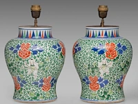 A pair of chinese transitional style wucai 'boys' vases, 19thc, fixed with lamp mounts, total h 42,5 cm - afbeelding 3 van  5