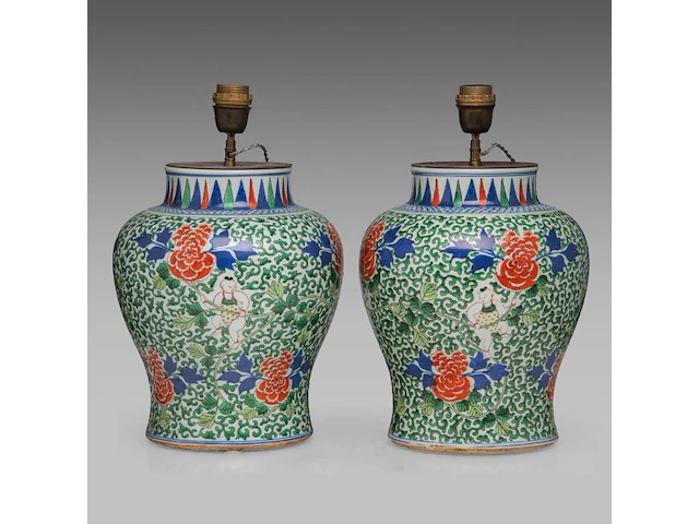 A pair of chinese transitional style wucai 'boys' vases, 19thc, fixed with lamp mounts, total h 42,5 cm - afbeelding 4 van  5